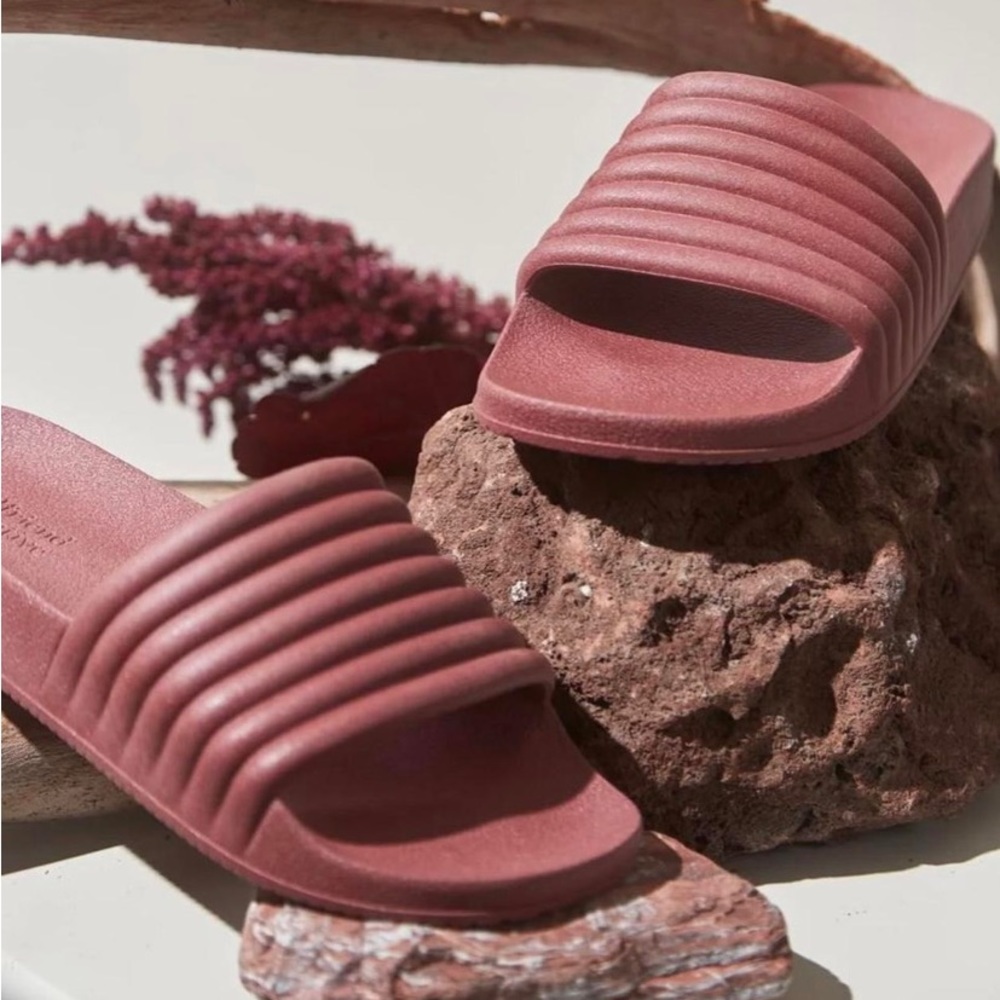 Girlfriend Collective ReSlides